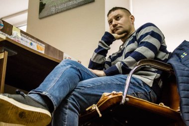 Dnipro Caritas mülteci merkezinde çalışan gönüllüler. Caritas Ukrayna, Ukrayna ile Rusya arasındaki çatışmaların uzun vadeli etkilerinden etkilenen toplumlara insani yardım sağlıyor ve acil durum malzemeleri, eğitimler de dahil olmak üzere buna destek veriyor.