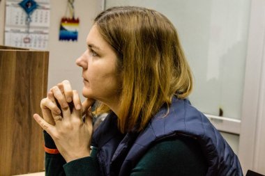 Dnipro Caritas mülteci merkezinde çalışan gönüllüler. Caritas Ukrayna, Ukrayna ile Rusya arasındaki çatışmaların uzun vadeli etkilerinden etkilenen toplumlara insani yardım sağlıyor ve acil durum malzemeleri, eğitimler de dahil olmak üzere buna destek veriyor.