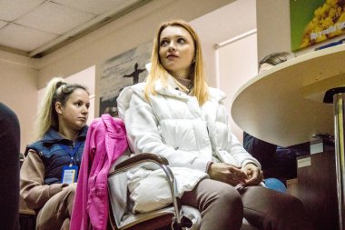 Dnipro Caritas mülteci merkezinde çalışan gönüllüler. Caritas Ukrayna, Ukrayna ile Rusya arasındaki çatışmaların uzun vadeli etkilerinden etkilenen toplumlara insani yardım sağlıyor ve acil durum malzemeleri, eğitimler de dahil olmak üzere buna destek veriyor.