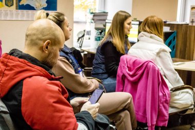 Dnipro Caritas mülteci merkezinde çalışan gönüllüler. Caritas Ukrayna, Ukrayna ile Rusya arasındaki çatışmaların uzun vadeli etkilerinden etkilenen toplumlara insani yardım sağlıyor ve acil durum malzemeleri, eğitimler de dahil olmak üzere buna destek veriyor.