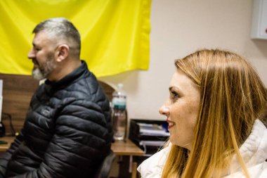 Dnipro Caritas mülteci merkezinde çalışan gönüllüler. Caritas Ukrayna, Ukrayna ile Rusya arasındaki çatışmaların uzun vadeli etkilerinden etkilenen toplumlara insani yardım sağlıyor ve acil durum malzemeleri, eğitimler de dahil olmak üzere buna destek veriyor.