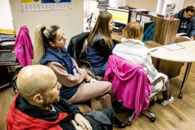 Dnipro Caritas mülteci merkezinde çalışan gönüllüler. Caritas Ukrayna, Ukrayna ile Rusya arasındaki çatışmaların uzun vadeli etkilerinden etkilenen toplumlara insani yardım sağlıyor ve acil durum malzemeleri, eğitimler de dahil olmak üzere buna destek veriyor.