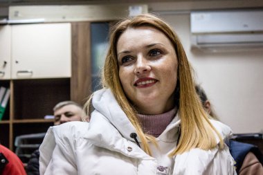 Dnipro Caritas mülteci merkezinde çalışan gönüllüler. Caritas Ukrayna, Ukrayna ile Rusya arasındaki çatışmaların uzun vadeli etkilerinden etkilenen toplumlara insani yardım sağlıyor ve acil durum malzemeleri, eğitimler de dahil olmak üzere buna destek veriyor.