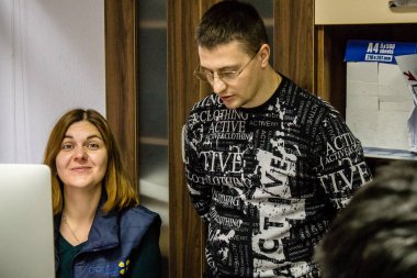 Dnipro Caritas mülteci merkezinde çalışan gönüllüler. Caritas Ukrayna, Ukrayna ile Rusya arasındaki çatışmaların uzun vadeli etkilerinden etkilenen toplumlara insani yardım sağlıyor ve acil durum malzemeleri, eğitimler de dahil olmak üzere buna destek veriyor.