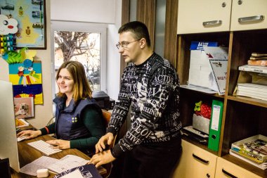 Dnipro Caritas mülteci merkezinde çalışan gönüllüler. Caritas Ukrayna, Ukrayna ile Rusya arasındaki çatışmaların uzun vadeli etkilerinden etkilenen toplumlara insani yardım sağlıyor ve acil durum malzemeleri, eğitimler de dahil olmak üzere buna destek veriyor.