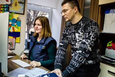 Dnipro Caritas mülteci merkezinde çalışan gönüllüler. Caritas Ukrayna, Ukrayna ile Rusya arasındaki çatışmaların uzun vadeli etkilerinden etkilenen toplumlara insani yardım sağlıyor ve acil durum malzemeleri, eğitimler de dahil olmak üzere buna destek veriyor.