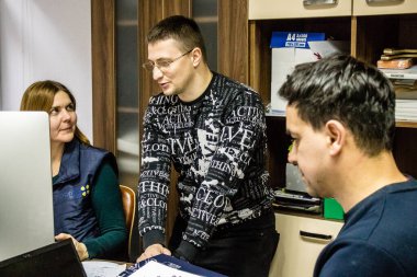 Dnipro Caritas mülteci merkezinde çalışan gönüllüler. Caritas Ukrayna, Ukrayna ile Rusya arasındaki çatışmaların uzun vadeli etkilerinden etkilenen toplumlara insani yardım sağlıyor ve acil durum malzemeleri, eğitimler de dahil olmak üzere buna destek veriyor.