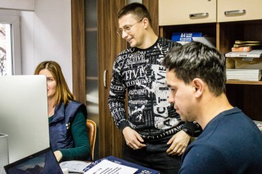 Dnipro Caritas mülteci merkezinde çalışan gönüllüler. Caritas Ukrayna, Ukrayna ile Rusya arasındaki çatışmaların uzun vadeli etkilerinden etkilenen toplumlara insani yardım sağlıyor ve acil durum malzemeleri, eğitimler de dahil olmak üzere buna destek veriyor.