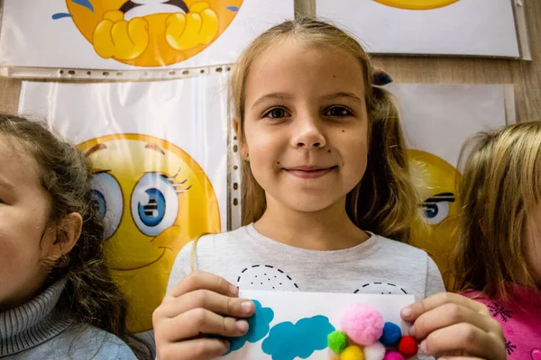 Dnipro mülteci merkezinde ikamet eden Ukrayna 'nın farklı savaş alanlarından gelen çocuklar. Caritas Ukrayna insani yardım sağlıyor ve ihtilafın uzun vadeli etkilerinden etkilenen toplumları destekliyor. 