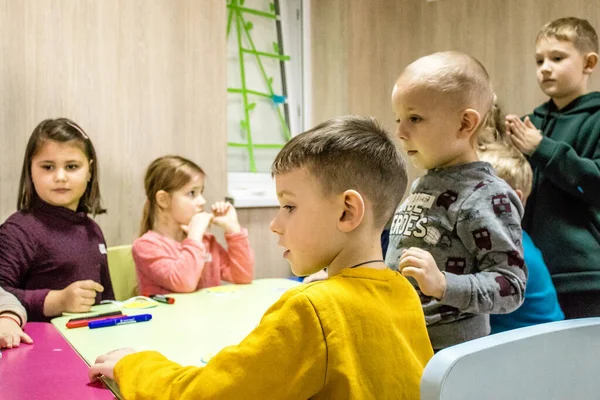 Дети Прибывающие Разных Военных Районов Украины Проживающие Днепровском Центре Беженцев — стоковое фото