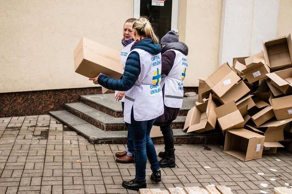 Dnipro Caritas mülteci merkezinde çalışan gönüllüler. Caritas Ukrayna, acil durum malzemeleri, eğitim ve sağlık hizmetleri de dahil olmak üzere Ukrayna ile Rusya arasındaki ihtilafın uzun vadeli etkilerinden etkilenen toplumlara insani yardım ve destek sunmaktadır.