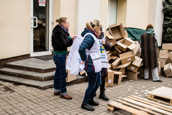 Dnipro Caritas mülteci merkezinde çalışan gönüllüler. Caritas Ukrayna, acil durum malzemeleri, eğitim ve sağlık hizmetleri de dahil olmak üzere Ukrayna ile Rusya arasındaki ihtilafın uzun vadeli etkilerinden etkilenen toplumlara insani yardım ve destek sunmaktadır.