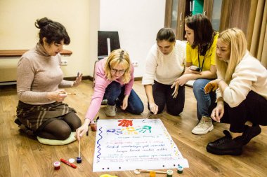 Toplantıya katılan mülteciler, bu insanlar savaşın ikincil kurbanları ve şu anda Dnipro Caritas mülteci merkezinde yaşıyorlar. Caritas insani yardım sağlıyor ve ihtilafın uzun vadeli etkilerinden etkilenen toplumları destekliyor