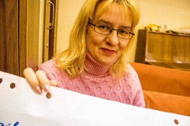 Toplantıya katılan mülteciler, bu insanlar savaşın ikincil kurbanları ve şu anda Dnipro Caritas mülteci merkezinde yaşıyorlar. Caritas insani yardım sağlıyor ve ihtilafın uzun vadeli etkilerinden etkilenen toplumları destekliyor