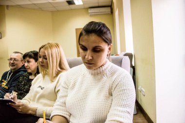 Toplantıya katılan mülteciler, bu insanlar savaşın ikincil kurbanları ve şu anda Dnipro Caritas mülteci merkezinde yaşıyorlar. Caritas insani yardım sağlıyor ve ihtilafın uzun vadeli etkilerinden etkilenen toplumları destekliyor