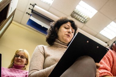 Toplantıya katılan mülteciler, bu insanlar savaşın ikincil kurbanları ve şu anda Dnipro Caritas mülteci merkezinde yaşıyorlar. Caritas insani yardım sağlıyor ve ihtilafın uzun vadeli etkilerinden etkilenen toplumları destekliyor