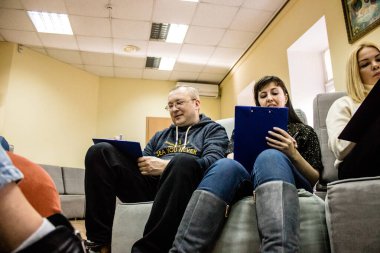 Toplantıya katılan mülteciler, bu insanlar savaşın ikincil kurbanları ve şu anda Dnipro Caritas mülteci merkezinde yaşıyorlar. Caritas insani yardım sağlıyor ve ihtilafın uzun vadeli etkilerinden etkilenen toplumları destekliyor