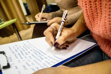 Toplantıya katılan mülteciler, bu insanlar savaşın ikincil kurbanları ve şu anda Dnipro Caritas mülteci merkezinde yaşıyorlar. Caritas insani yardım sağlıyor ve ihtilafın uzun vadeli etkilerinden etkilenen toplumları destekliyor