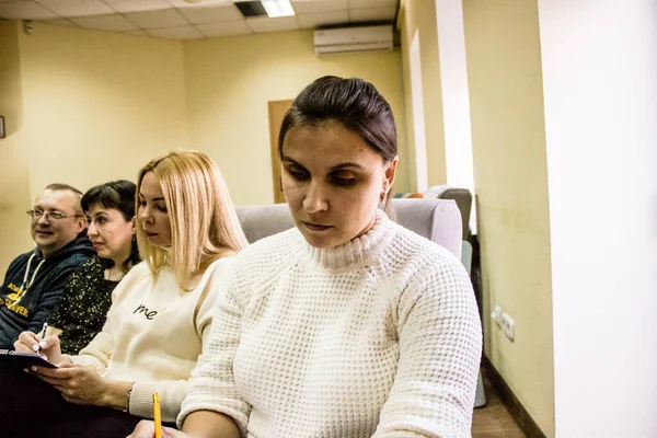 Toplantıya katılan mülteciler, bu insanlar savaşın ikincil kurbanları ve şu anda Dnipro Caritas mülteci merkezinde yaşıyorlar. Caritas insani yardım sağlıyor ve ihtilafın uzun vadeli etkilerinden etkilenen toplumları destekliyor