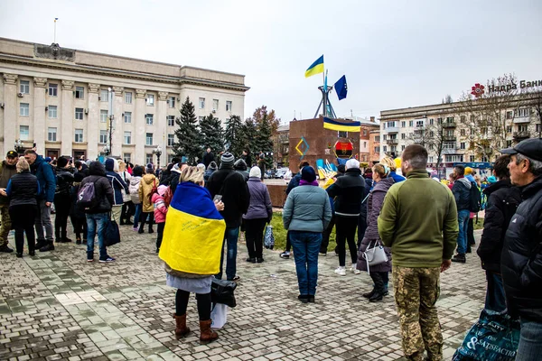 Vissa Medborgare Kherson Bär Ukrainas Flagga Form Mantel Fira Befrielsen — Stockfoto