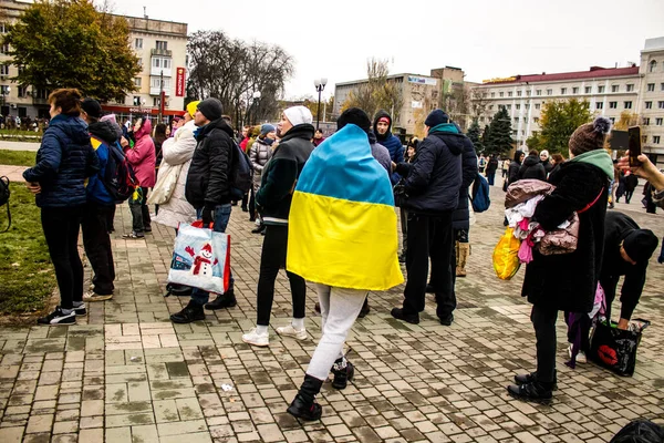 Algunos Ciudadanos Kherson Con Bandera Ucrania Forma Capa Celebran Liberación — Foto de Stock