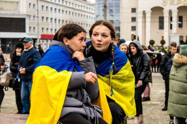 Ukrayna bayrağını pelerin şeklinde giyen bazı Kherson vatandaşları şehrin şehir merkezindeki Özgürlük Meydanı 'nda özgürlüğünü kutluyorlar. Rus birlikleri dokuz aylık bir işgal ve Ukraynalı bir karşı taarruz sonrasında Kherson 'dan ayrıldı.