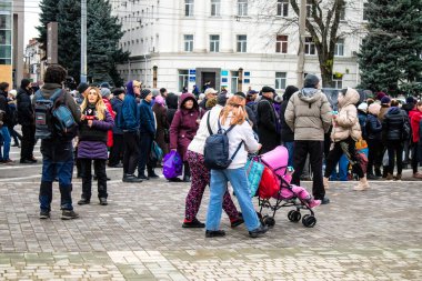 Kherson sakinleri şehir merkezindeki Özgürlük Meydanı 'nda şehrin kurtuluşunu kutluyorlar. Rus birlikleri dokuz aylık işgalden ve Ukrayna ordusunun karşı taarruzundan sonra Kherson 'dan ayrıldı..