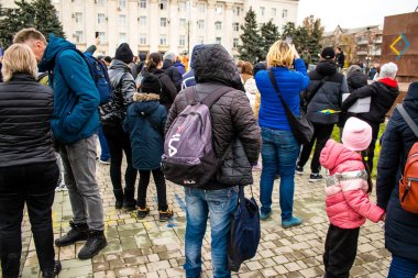 Kherson sakinleri şehir merkezindeki Özgürlük Meydanı 'nda şehrin kurtuluşunu kutluyorlar. Rus birlikleri dokuz aylık işgalden ve Ukrayna ordusunun karşı taarruzundan sonra Kherson 'dan ayrıldı..