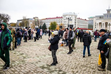 Kherson sakinleri şehir merkezindeki Özgürlük Meydanı 'nda şehrin kurtuluşunu kutluyorlar. Rus birlikleri dokuz aylık işgalden ve Ukrayna ordusunun karşı taarruzundan sonra Kherson 'dan ayrıldı..