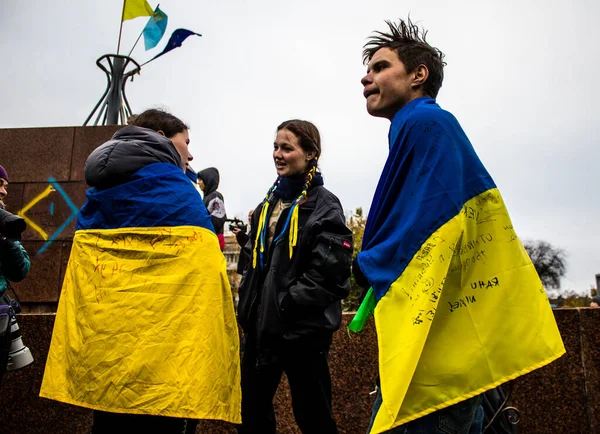 Algunos Ciudadanos Kherson Con Bandera Ucrania Forma Capa Celebran Liberación — Foto de Stock