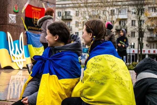 Некоторые Жители Херсона Носящие Флаг Украины Виде Плаща Отмечают Освобождение — стоковое фото