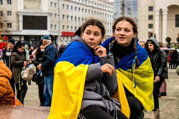 Néhány Állampolgár Herson Visel Zászló Ukrajna Formájában Köpeny Ünneplik Felszabadulás — Stock Fotó