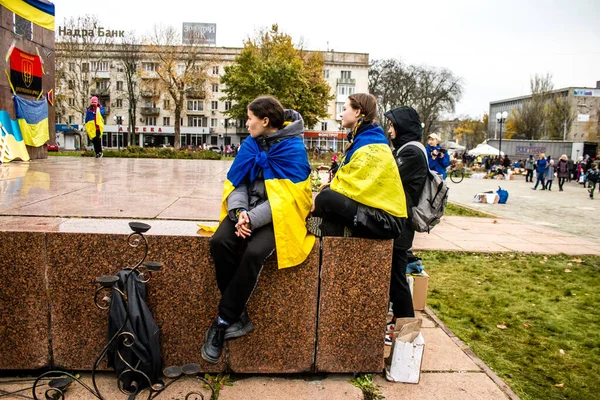 Někteří Obyvatelé Chersonu Vlajkou Ukrajiny Podobě Pláště Oslavují Osvobození Města — Stock fotografie