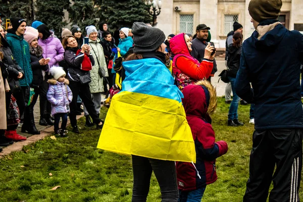 Деякі Громадяни Херсона Одягнені Прапор України Вигляді Плаща Відзначають Звільнення — стокове фото