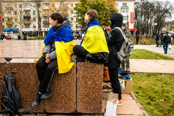 Někteří Obyvatelé Chersonu Vlajkou Ukrajiny Podobě Pláště Oslavují Osvobození Města — Stock fotografie