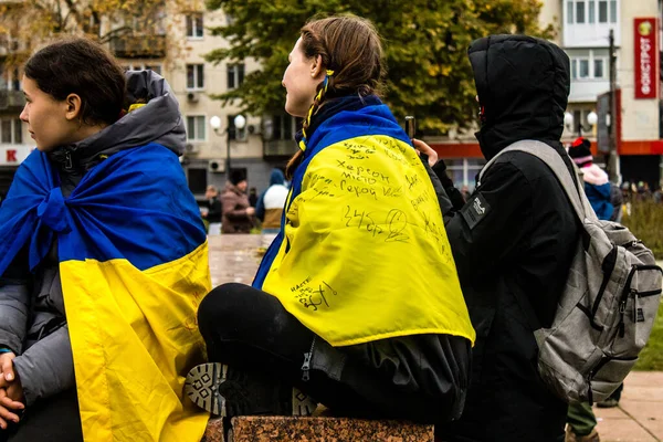 Néhány Állampolgár Herson Visel Zászló Ukrajna Formájában Köpeny Ünneplik Felszabadulás — Stock Fotó