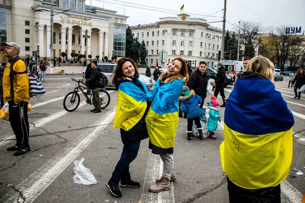 Niektórzy Obywatele Chersoniu Noszący Flagę Ukrainy Formie Peleryny Świętują Wyzwolenie — Zdjęcie stockowe