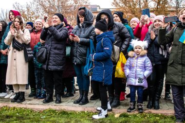 Kherson sakinleri şehir merkezindeki Özgürlük Meydanı 'nda şehrin kurtuluşunu kutluyorlar. Rus birlikleri dokuz aylık işgalden ve Ukrayna ordusunun karşı taarruzundan sonra Kherson 'dan ayrıldı..