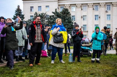 Kherson sakinleri şehir merkezindeki Özgürlük Meydanı 'nda şehrin kurtuluşunu kutluyorlar. Rus birlikleri dokuz aylık işgalden ve Ukrayna ordusunun karşı taarruzundan sonra Kherson 'dan ayrıldı..