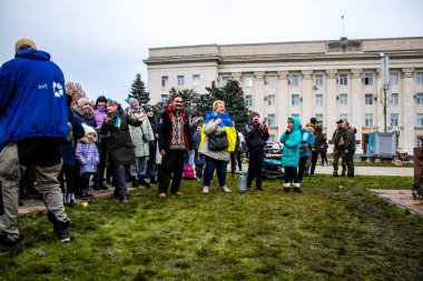 Kherson sakinleri şehir merkezindeki Özgürlük Meydanı 'nda şehrin kurtuluşunu kutluyorlar. Rus birlikleri dokuz aylık işgalden ve Ukrayna ordusunun karşı taarruzundan sonra Kherson 'dan ayrıldı..