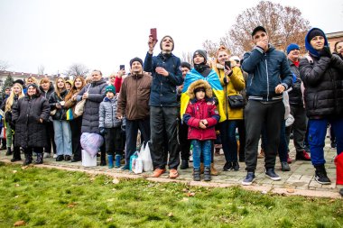 Kherson sakinleri şehir merkezindeki Özgürlük Meydanı 'nda şehrin kurtuluşunu kutluyorlar. Rus birlikleri dokuz aylık işgalden ve Ukrayna ordusunun karşı taarruzundan sonra Kherson 'dan ayrıldı..