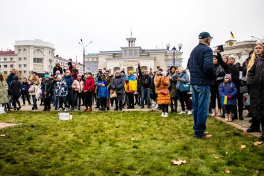 Kherson sakinleri şehir merkezindeki Özgürlük Meydanı 'nda şehrin kurtuluşunu kutluyorlar. Rus birlikleri dokuz aylık işgalden ve Ukrayna ordusunun karşı taarruzundan sonra Kherson 'dan ayrıldı..