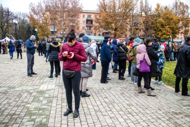 Kherson sakinleri şehir merkezindeki Özgürlük Meydanı 'nda şehrin kurtuluşunu kutluyorlar. Rus birlikleri dokuz aylık işgalden ve Ukrayna ordusunun karşı taarruzundan sonra Kherson 'dan ayrıldı..