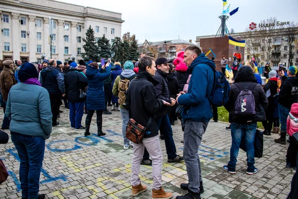케르슨 시민들은 중심의 프리덤 스퀘어에서 도시의 해방을 축하하고 러시아군은 우크라 — 스톡 사진