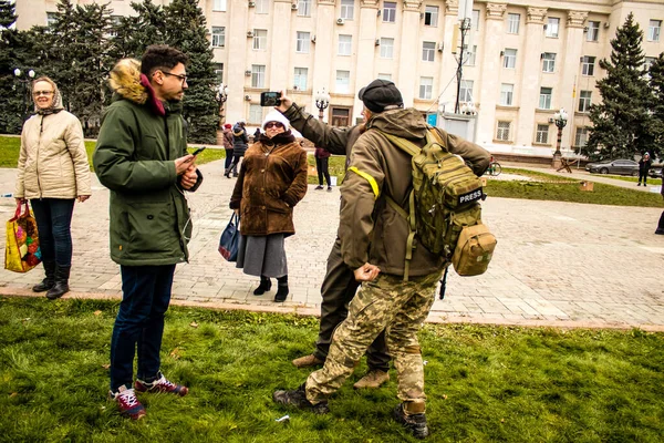カーソン市民は市内中心部の自由広場で市の解放を祝う ロシア軍は9ヶ月の占領とウクライナ軍の反撃でカーソンを去った — ストック写真