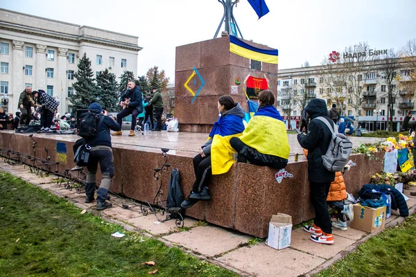 カーソン市民は市内中心部の自由広場で市の解放を祝う ロシア軍は9ヶ月の占領とウクライナ軍の反撃でカーソンを去った — ストック写真