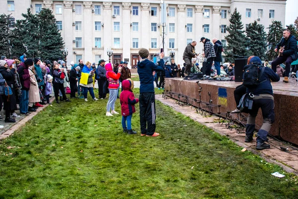 Medborgarna Kherson Firar Befrielsen Staden Frihetstorget Centrum Ryska Trupper Lämnade — Stockfoto
