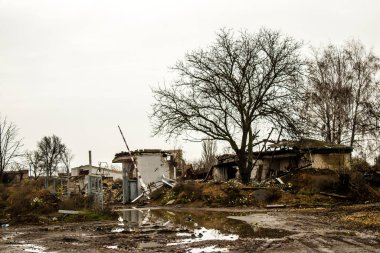 Ukrayna 'nın Kherson Oblastı' nda bulunan Chornobaivka 'daki Kherson Uluslararası Havalimanı' nın yıkımı. Chernobaivka saldırıları, Rus işgali sırasında Rusya 'nın elinde bulunan Kherson Uluslararası Havalimanı' na yapılan bir dizi Ukrayna saldırısıdır.