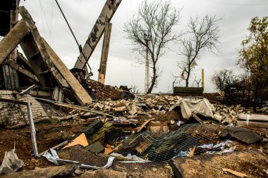 Ukrayna 'nın Kherson Oblastı' nda bulunan Chornobaivka 'daki Kherson Uluslararası Havalimanı' nın yıkımı. Chernobaivka saldırıları, Rus işgali sırasında Rusya 'nın elinde bulunan Kherson Uluslararası Havalimanı' na yapılan bir dizi Ukrayna saldırısıdır.