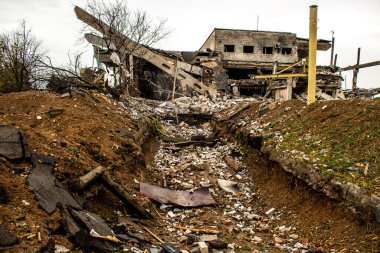 Ukrayna 'nın Kherson Oblastı' nda bulunan Chornobaivka 'daki Kherson Uluslararası Havalimanı' nın yıkımı. Chernobaivka saldırıları, Rus işgali sırasında Rusya 'nın elinde bulunan Kherson Uluslararası Havalimanı' na yapılan bir dizi Ukrayna saldırısıdır.